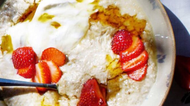 κλασικό-porridge-με-φράουλες-563060971