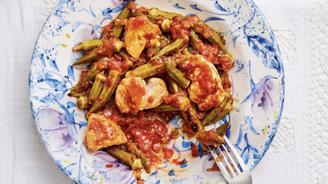 κοτόπουλο-με-μπάμιες-στη-γάστρα-αλλά-μ-563075140