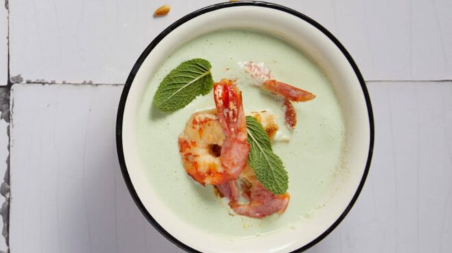 κρύα-γιαουρτόσουπα-με-τραγανές-γαρίδ-563084437