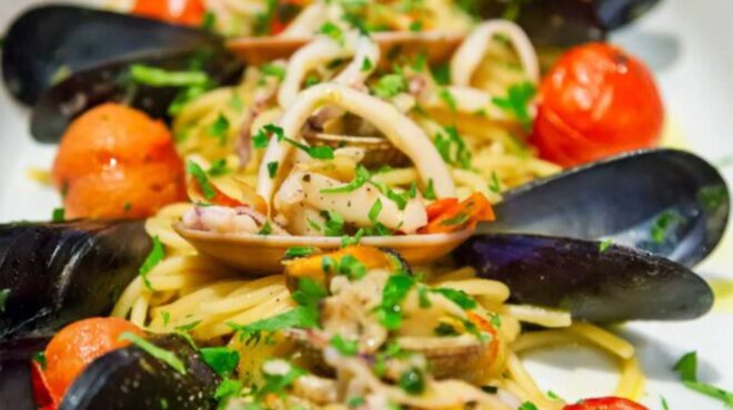 μακαρονάδα-θαλασσινών-με-όλα-τα-υλικά-563070664