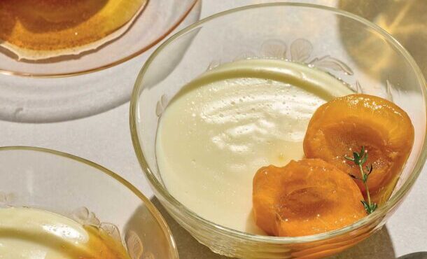 μουχαλεμπί-με-βερίκοκα-βρασμένα-σε-κρ-563094286