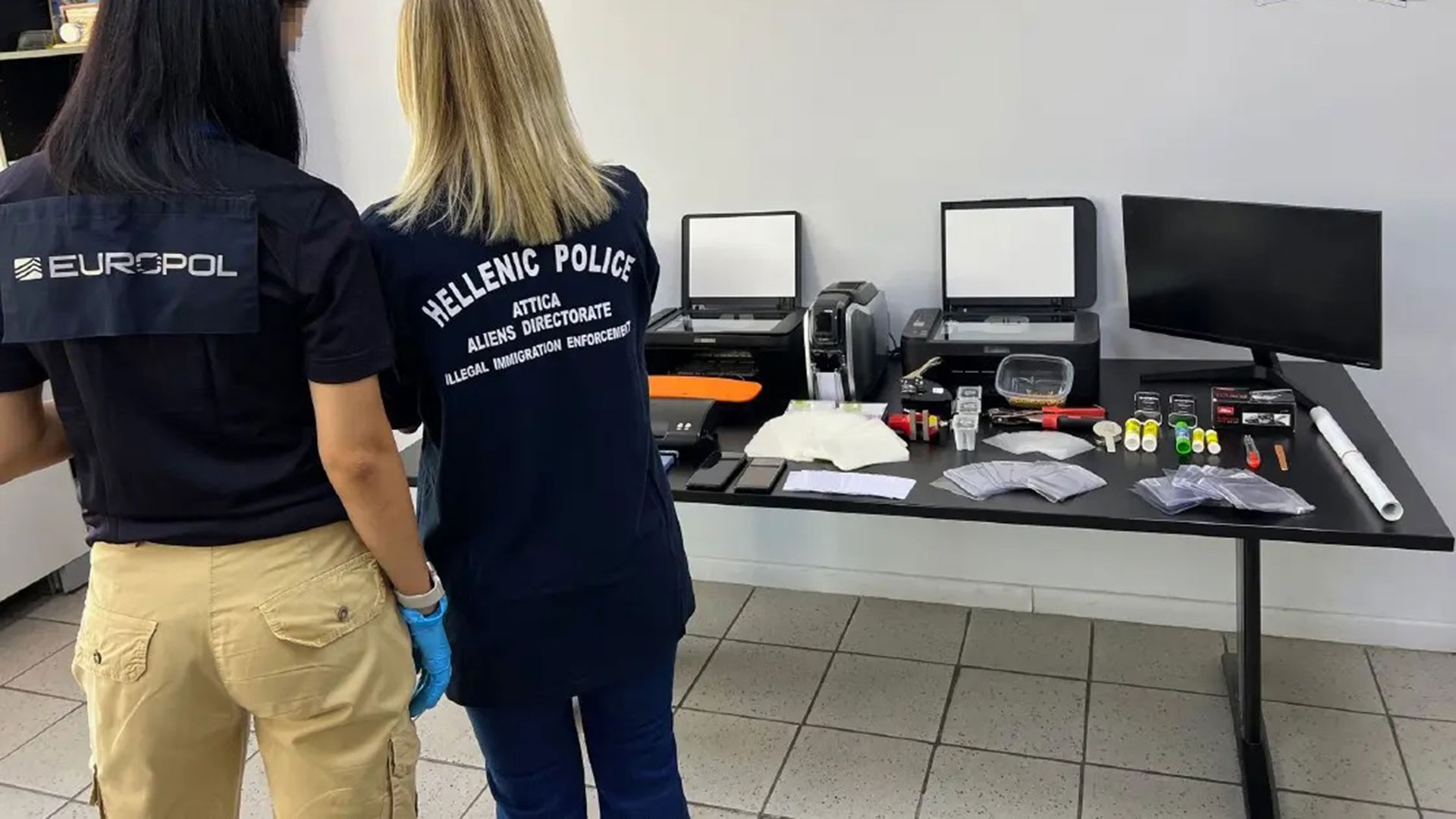 Πατήσια: Συνελήφθη 53χρονος για πλαστογραφία εγγράφων σε πλήρως εξοπλισμένο εργαστήριο-1