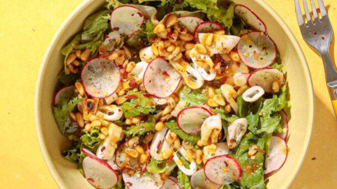 πράσινη-σαλάτα-με-καλαμάρια-σοτέ-και-σ-563088280