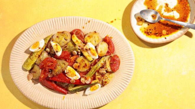 ψητά-λαχανικά-με-αυγά-βραστά-563072623