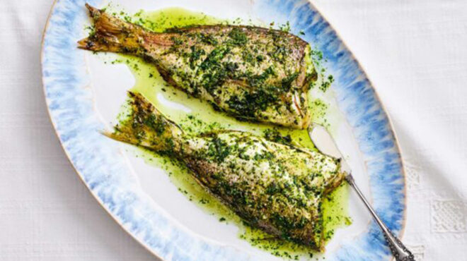 ψητό-ψάρι-σε-αρωματική-κρέμα-με-λαδολέ-563076577