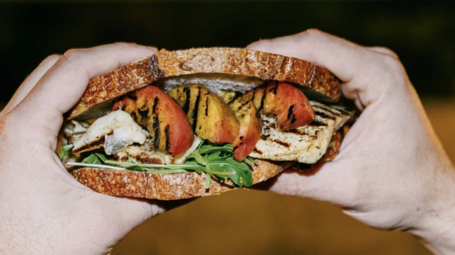 σάντουιτς-με-χαλούμι-ροδάκινα-και-ρόκ-563063431