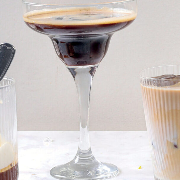 shakerato-ένας-ιταλικός-κρύος-καφές-σε-ποτήρι-563095942