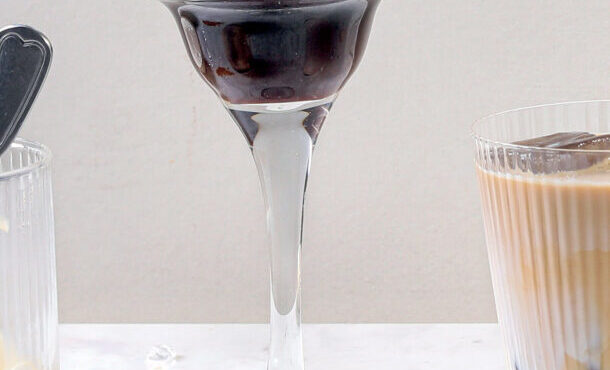 shakerato-ένας-ιταλικός-κρύος-καφές-σε-ποτήρι-563095942