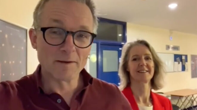 μάικλ-μόσλεϊ-δέκα-μέτρα-από-την-παραλί-563069737