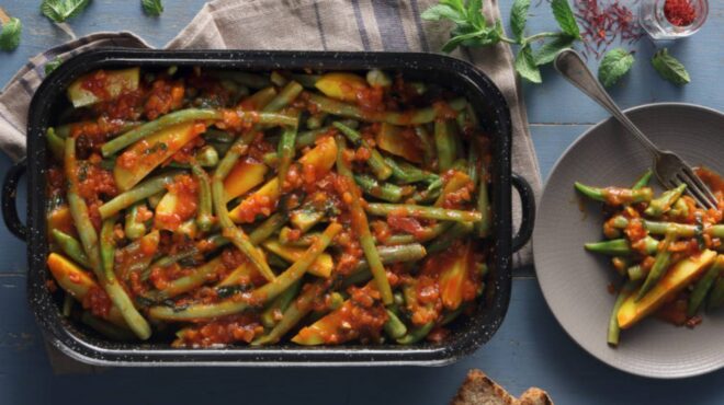 φασολάκια-τουρλού-με-πατάτες-μπάμιες-563095954