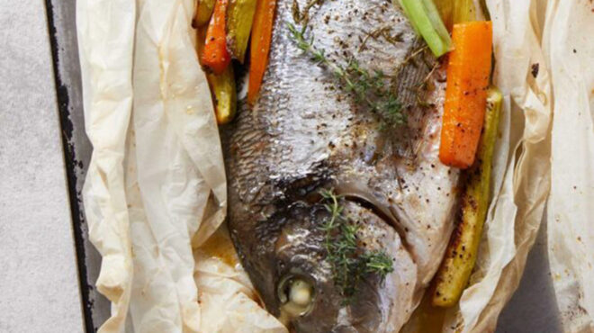 τσιπούρες-στη-λαδόκολλα-με-λαχανικά-κ-563086438