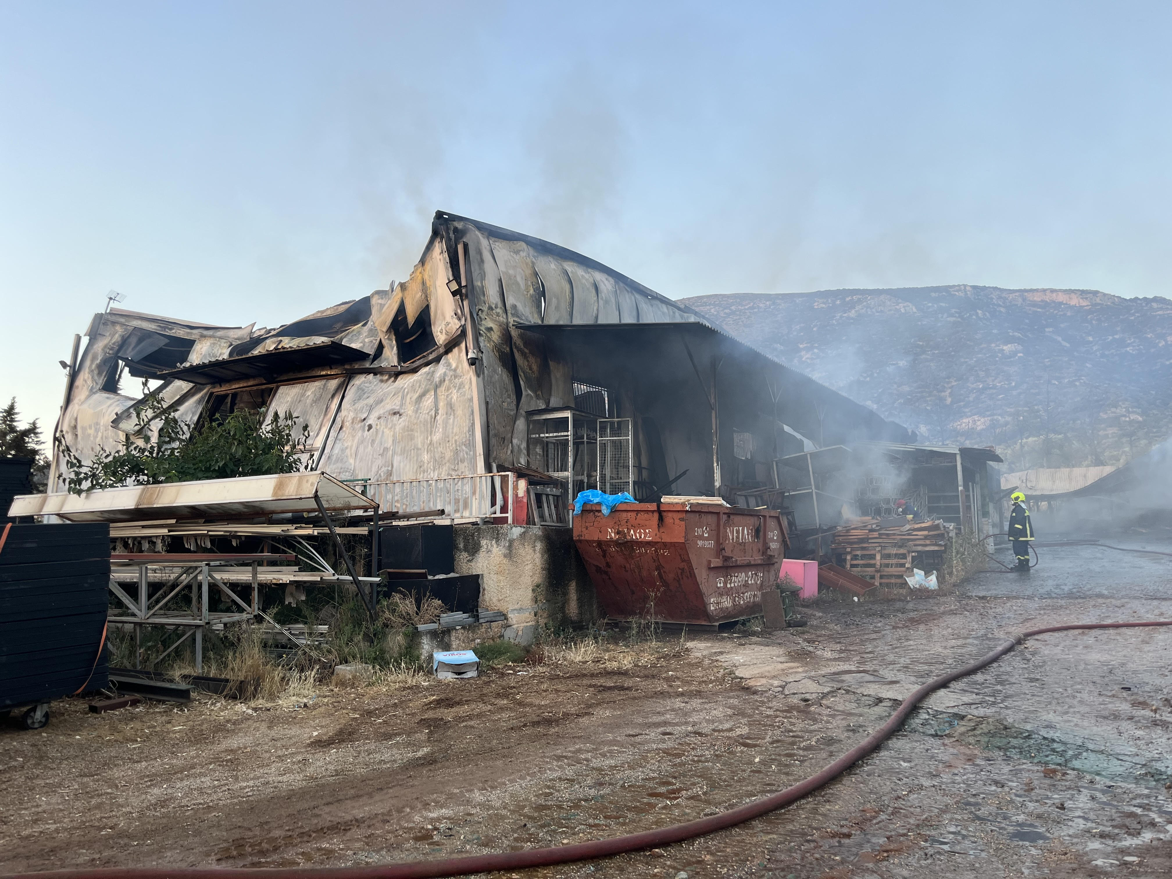 Μαρκόπουλο: Φωτιά σε αποθήκη ξυλείας – Κάηκε ολοσχερώς-1