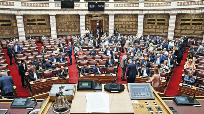 γαλάζια-καφενεία-εναντίον-wine-bar-563102407