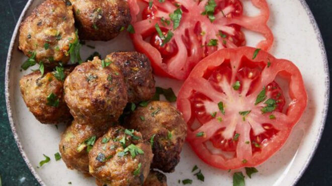 xοιρινά-κεφτεδάκια-στον-φούρνο-με-ψαρο-563069179