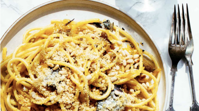 ζυμαρικά-με-σαρδέλες-σάλτσα-αντσούγι-563090764