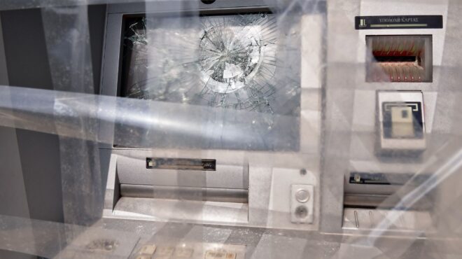 κόρινθος-aνατίναξαν-ατμ-σούπερ-μάρκετ-563145025