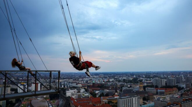 με-θέα-το-κενό-σε-ύψος-120-μέτρων-η-κούνια-563141116