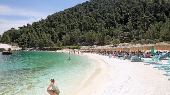 καιρός-αίθριος-με-τη-θερμοκρασία-έως-37-563144803