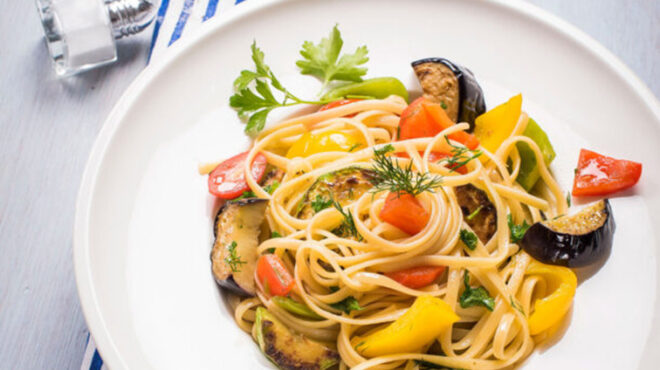 mακαρονάδα-τουρλού-με-μυρωδικά-και-τζί-563150608