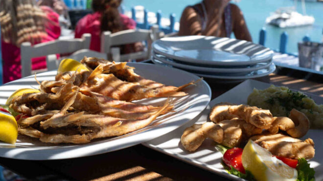 η-παλιά-σαντορίνη-ζει-στις-ταβέρνες-τη-563148226