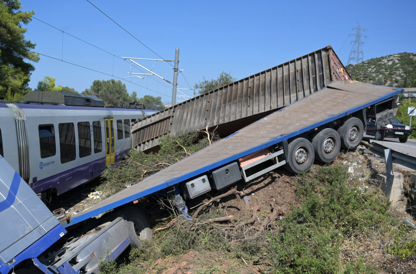 Αυλίδα: Πώς έγινε η σύγκρουση τρένου με φορτηγό – Εικόνες από το σημείο-3
