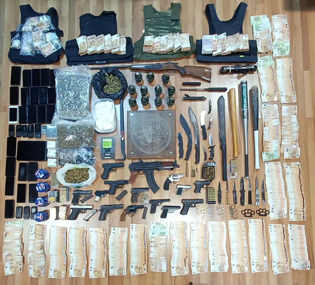 Κύκλωμα εκβιαστών: Οπλοστάσιο με χειροβομβίδες, καλάσνικοφ και σπαθιά (εικόνες)-3