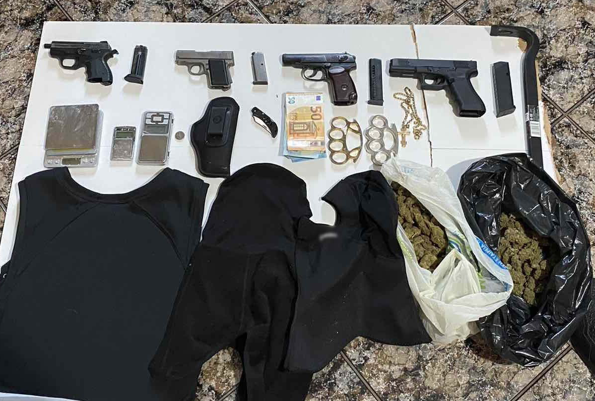 Κύκλωμα εκβιαστών: Οπλοστάσιο με χειροβομβίδες, καλάσνικοφ και σπαθιά (εικόνες)-1