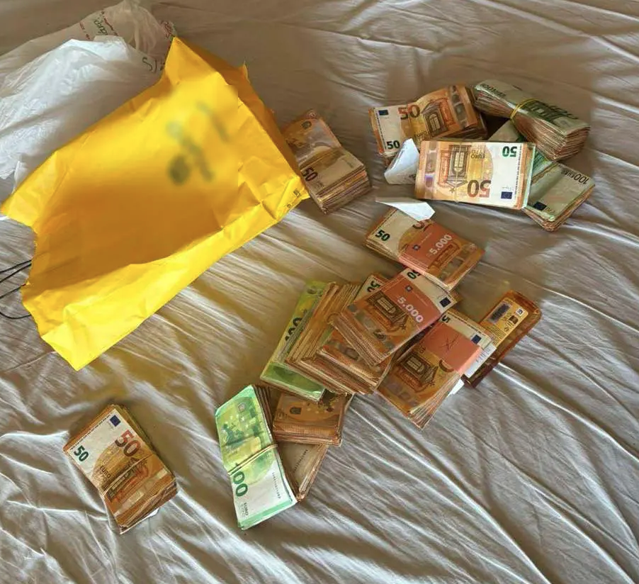 Κύκλωμα εκβιαστών: Οπλοστάσιο με χειροβομβίδες, καλάσνικοφ και σπαθιά (εικόνες)-2