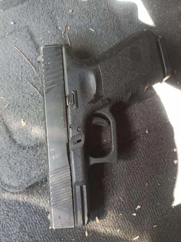 Κύκλωμα εκβιαστών: Οπλοστάσιο με χειροβομβίδες, καλάσνικοφ και σπαθιά (εικόνες)-4