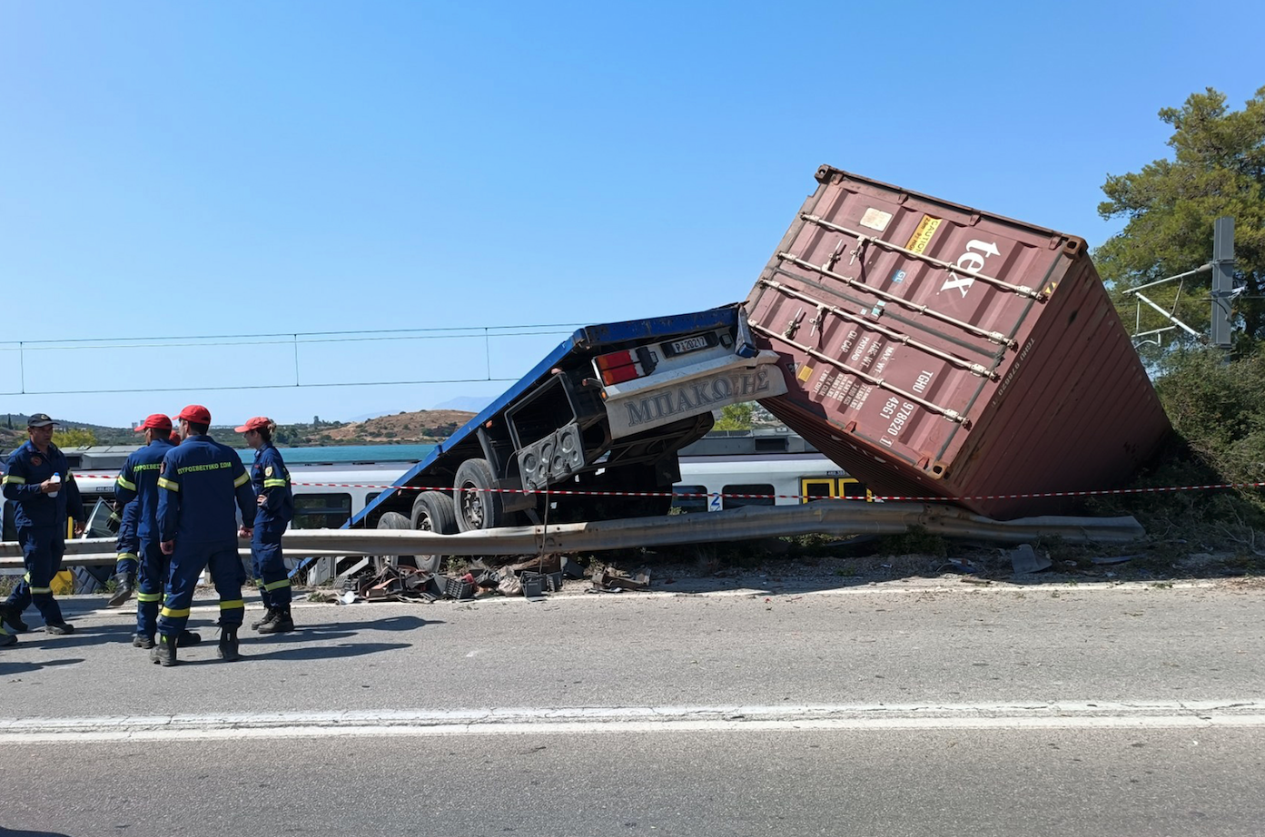 Αυλίδα: Πώς έγινε η σύγκρουση τρένου με φορτηγό – Εικόνες από το σημείο-5