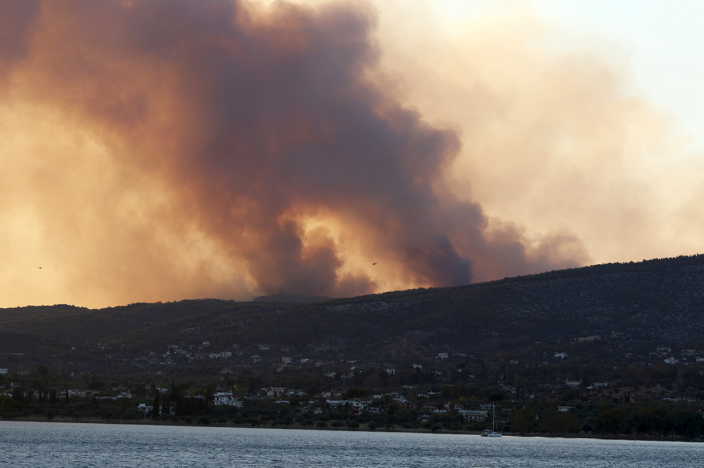 Φωτιά: Δύσκολη νύχτα στην Εύβοια – Μάχη για την προστασία των χωριών-3