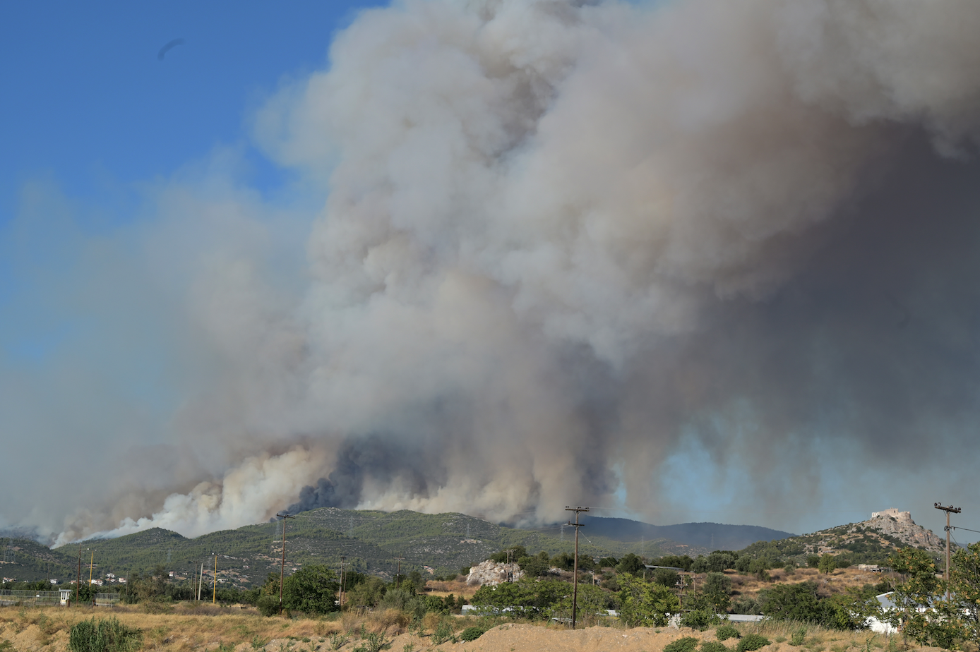 Φωτιά: Δύσκολη νύχτα στην Εύβοια – Μάχη για την προστασία των χωριών-1