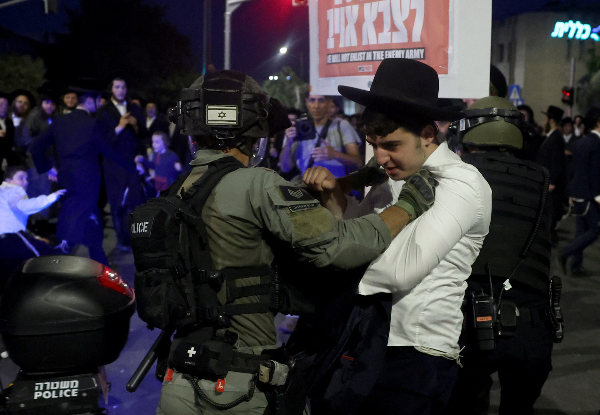 Ισραήλ – Ιερουσαλήμ: Χιλιάδες υπερορθόδοξοι στους δρόμους, αντιδρούν στη στράτευση-1