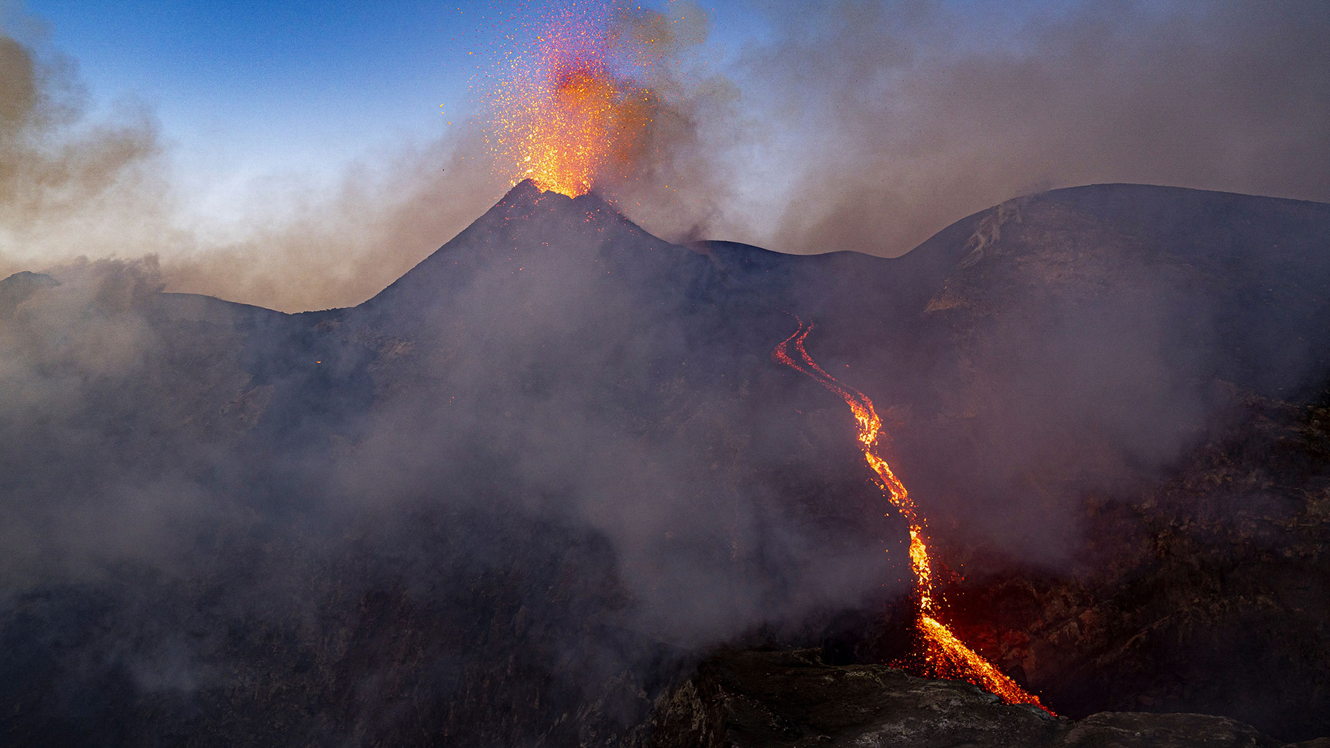 Εντυπωσιακές εικόνες από το «ξύπνημα» της Αίτνας-1