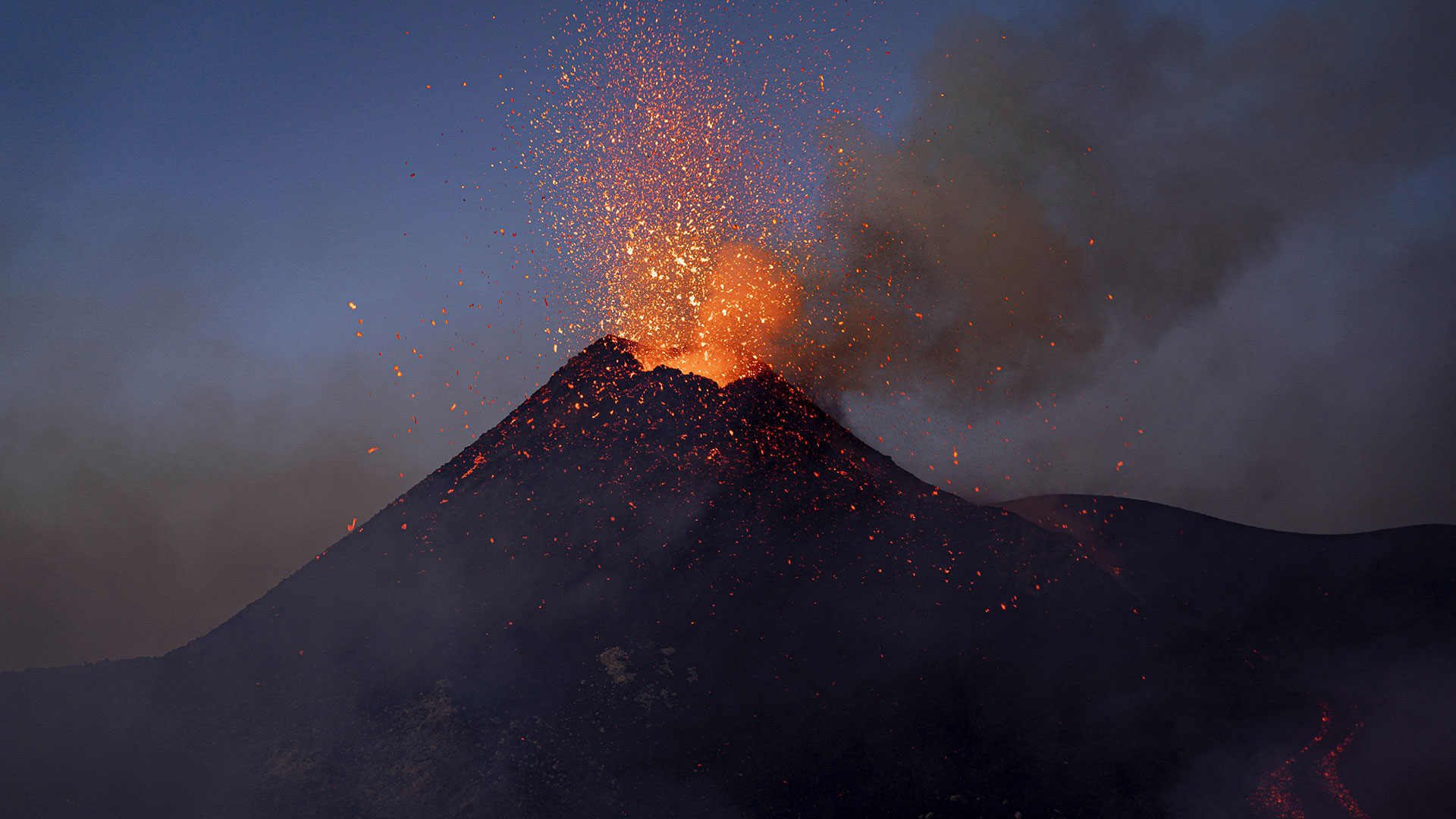 Εντυπωσιακές εικόνες από το «ξύπνημα» της Αίτνας-4