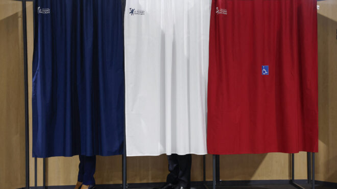 ανατροπή-στη-γαλλία-αντιμέτωπος-με-μι-563114980