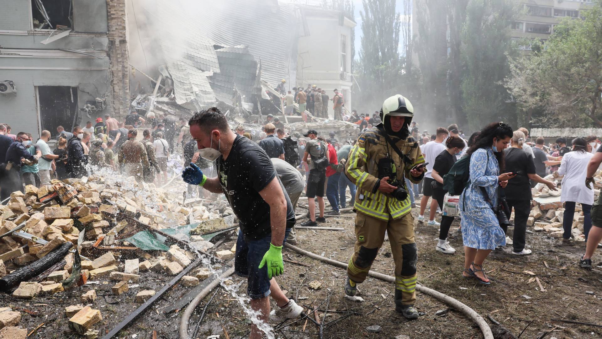 Ουκρανία: Σφοδρό ρωσικό πλήγμα σε παιδικό νοσοκομείο στο Κίεβο (βίντεο)-2