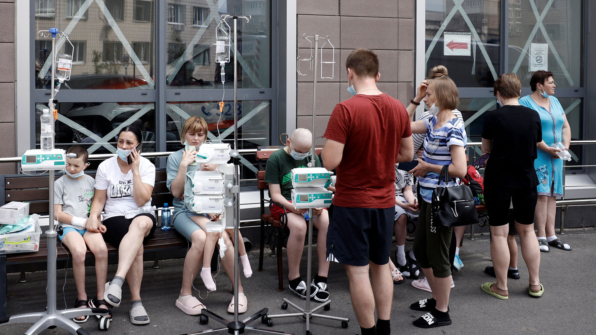 Ουκρανία: «Ενας τεράστιος κρότος και το ταβάνι κατέρρευσε» – Σκηνικό τρόμου στο παιδιατρικό νοσοκομείο του Κιέβου-9