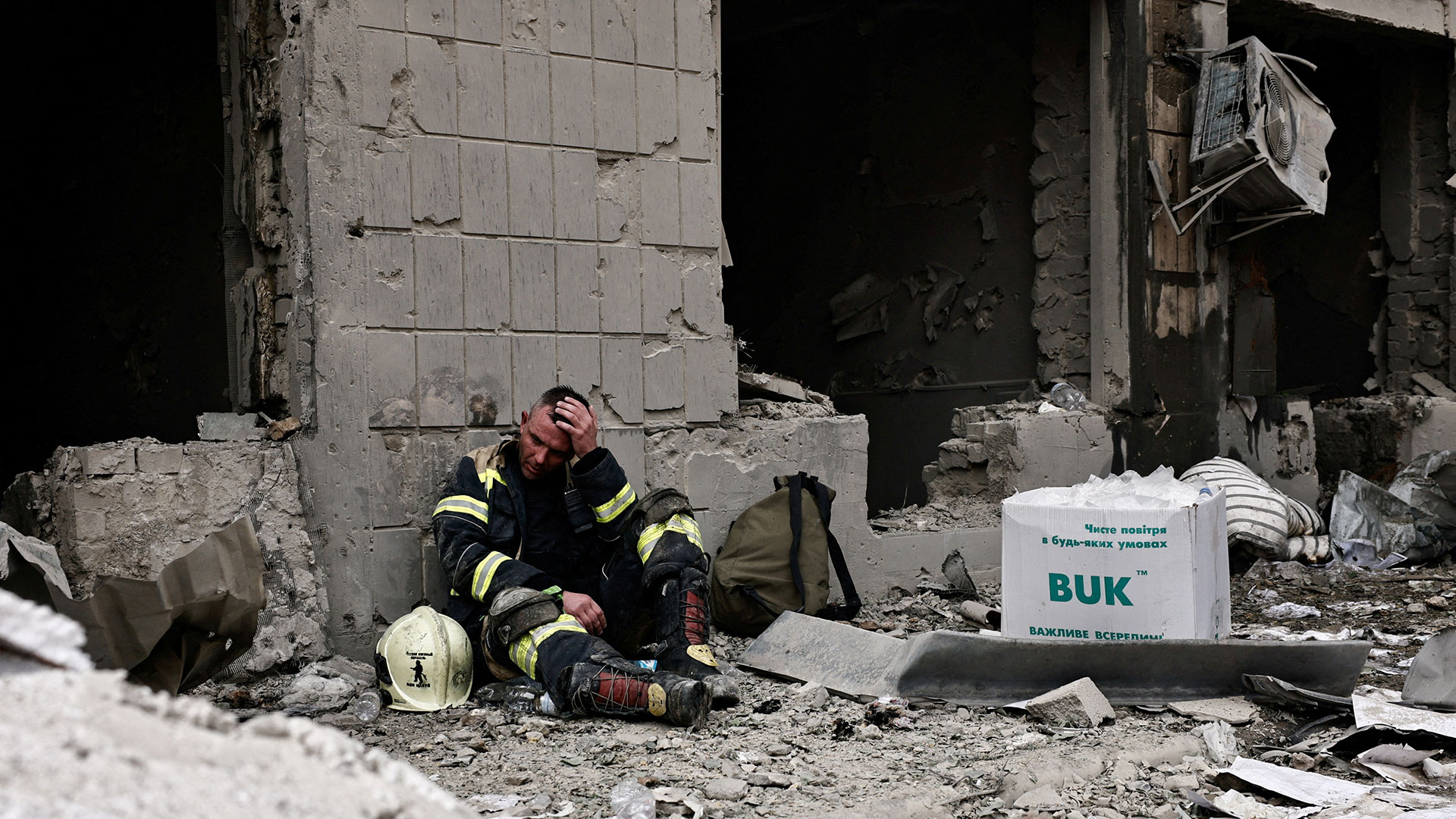 Ουκρανία: «Ενας τεράστιος κρότος και το ταβάνι κατέρρευσε» – Σκηνικό τρόμου στο παιδιατρικό νοσοκομείο του Κιέβου-7