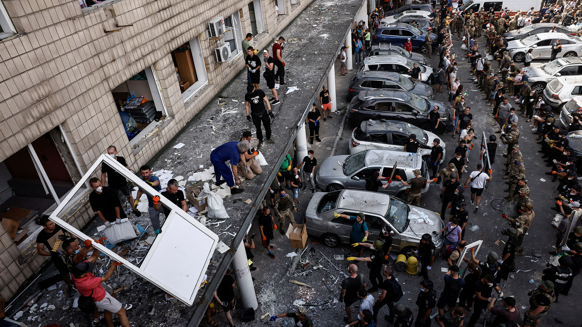 Ουκρανία: «Ενας τεράστιος κρότος και το ταβάνι κατέρρευσε» – Σκηνικό τρόμου στο παιδιατρικό νοσοκομείο του Κιέβου-5