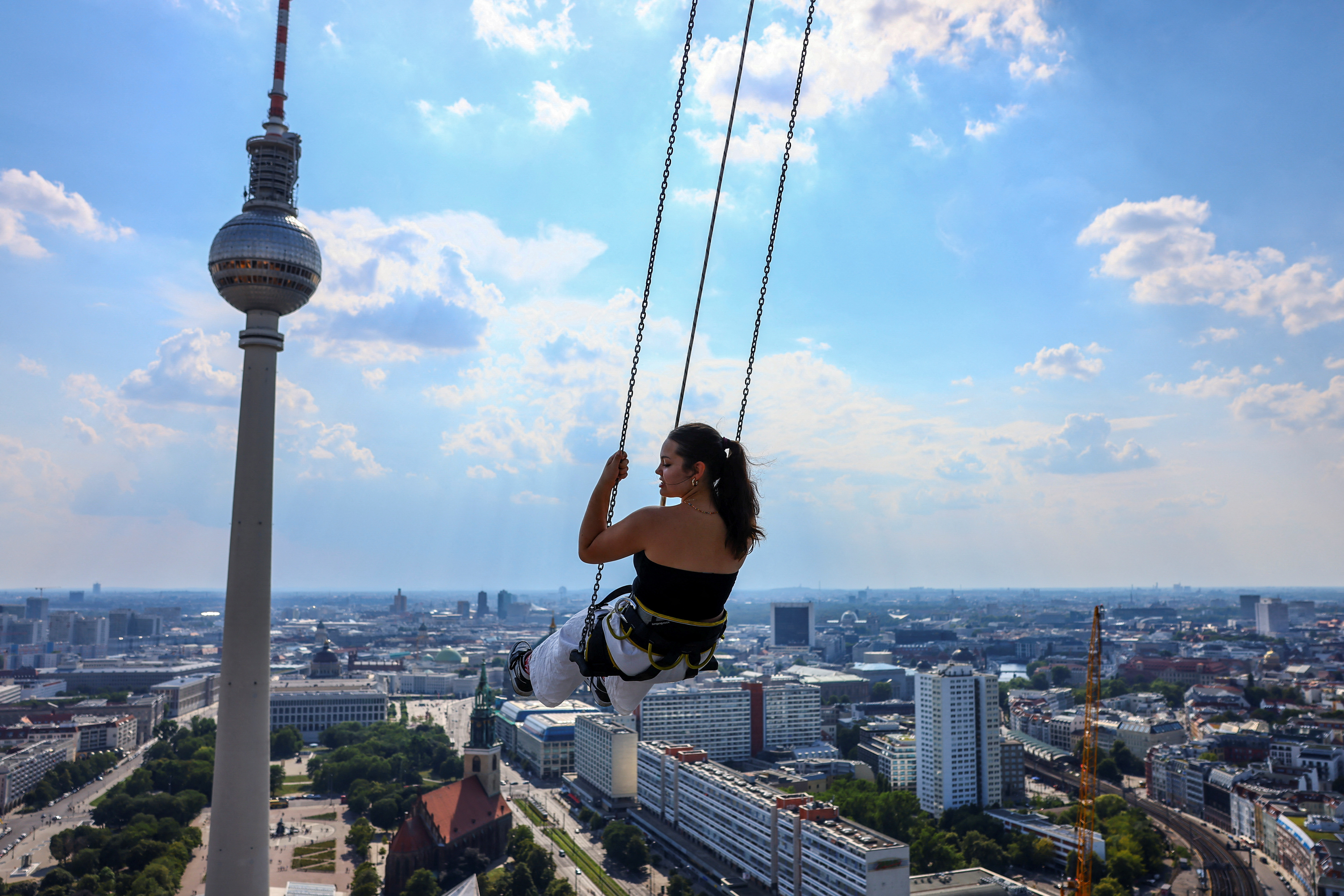 Με θέα το… κενό: Σε ύψος 120 μέτρων η κούνια του Βερολίνου είναι για τολμηρούς-1