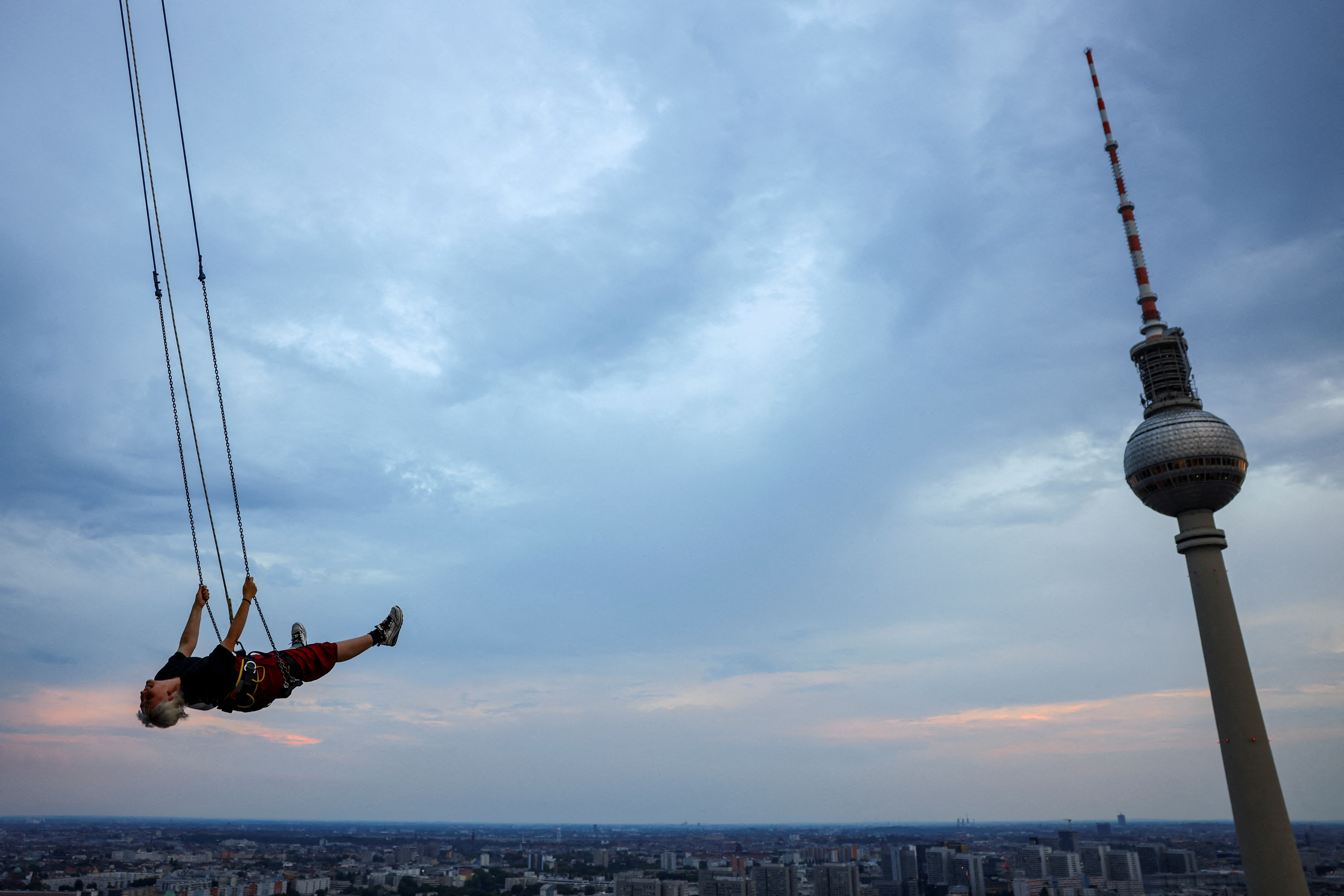 Με θέα το… κενό: Σε ύψος 120 μέτρων η κούνια του Βερολίνου είναι για τολμηρούς-2