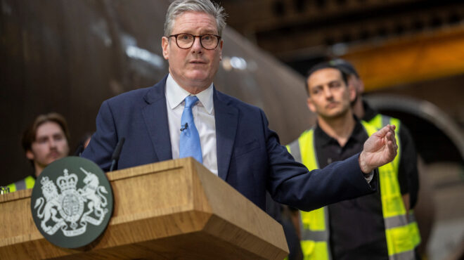 ο-κιρ-στάρμερ-αεροπορικώς-στο-παρίσι-γ-563145625