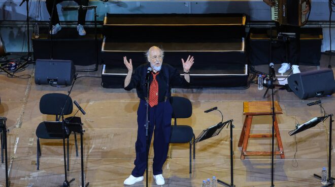 στο-ηρώδειο-με-τα-τακούνια-στο-χέρι-563116150