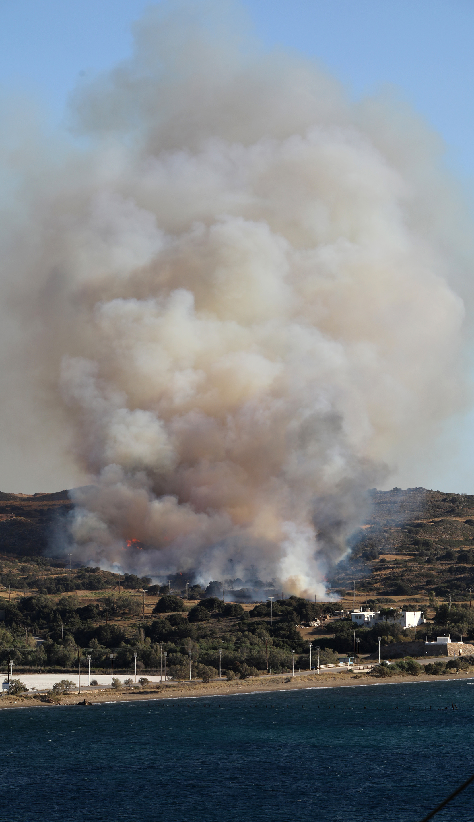 Οι πυρκαγιές πληγώνουν τα ανοχύρωτα νησιά-1