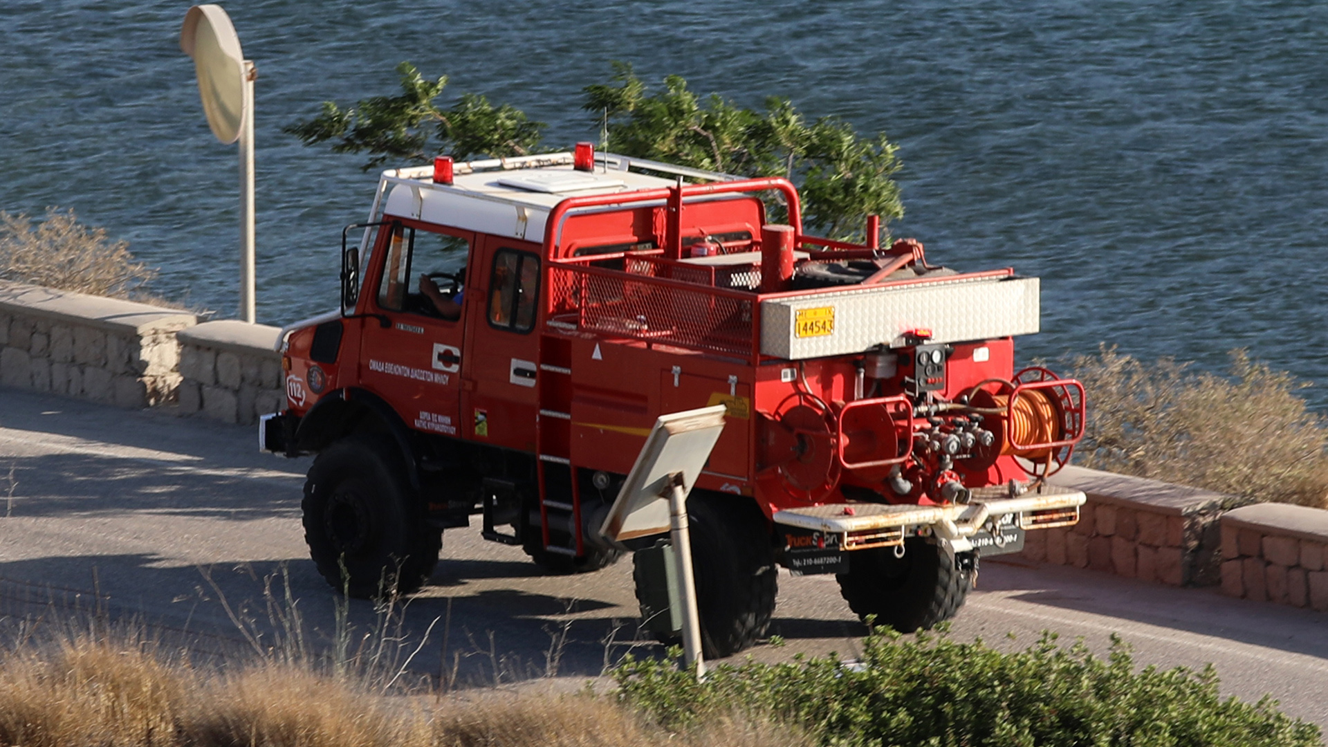 Οι πυρκαγιές πληγώνουν τα ανοχύρωτα νησιά-2