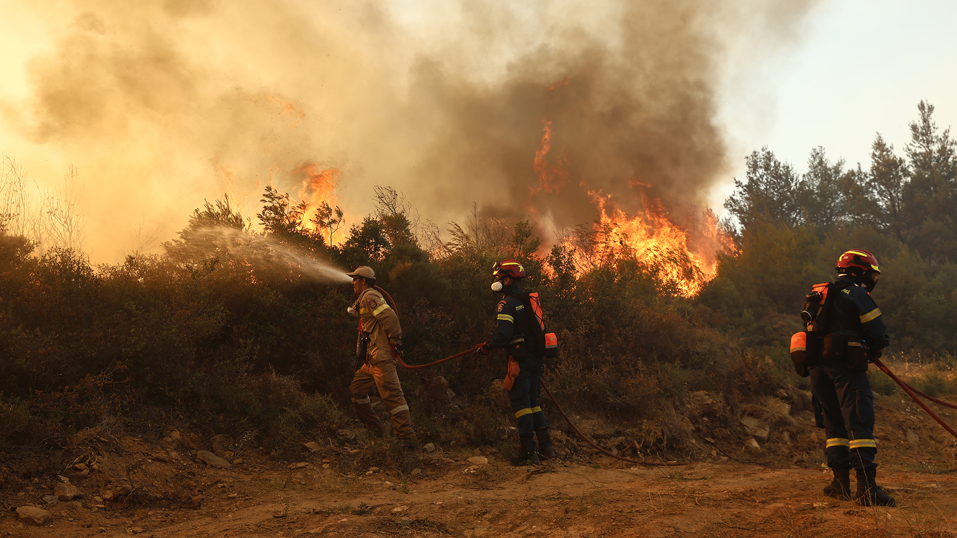 Χωρίς ενεργό μέτωπο η φωτιά στη Σταμάτα – Ολονύχτια μάχη με τις φλόγες-2