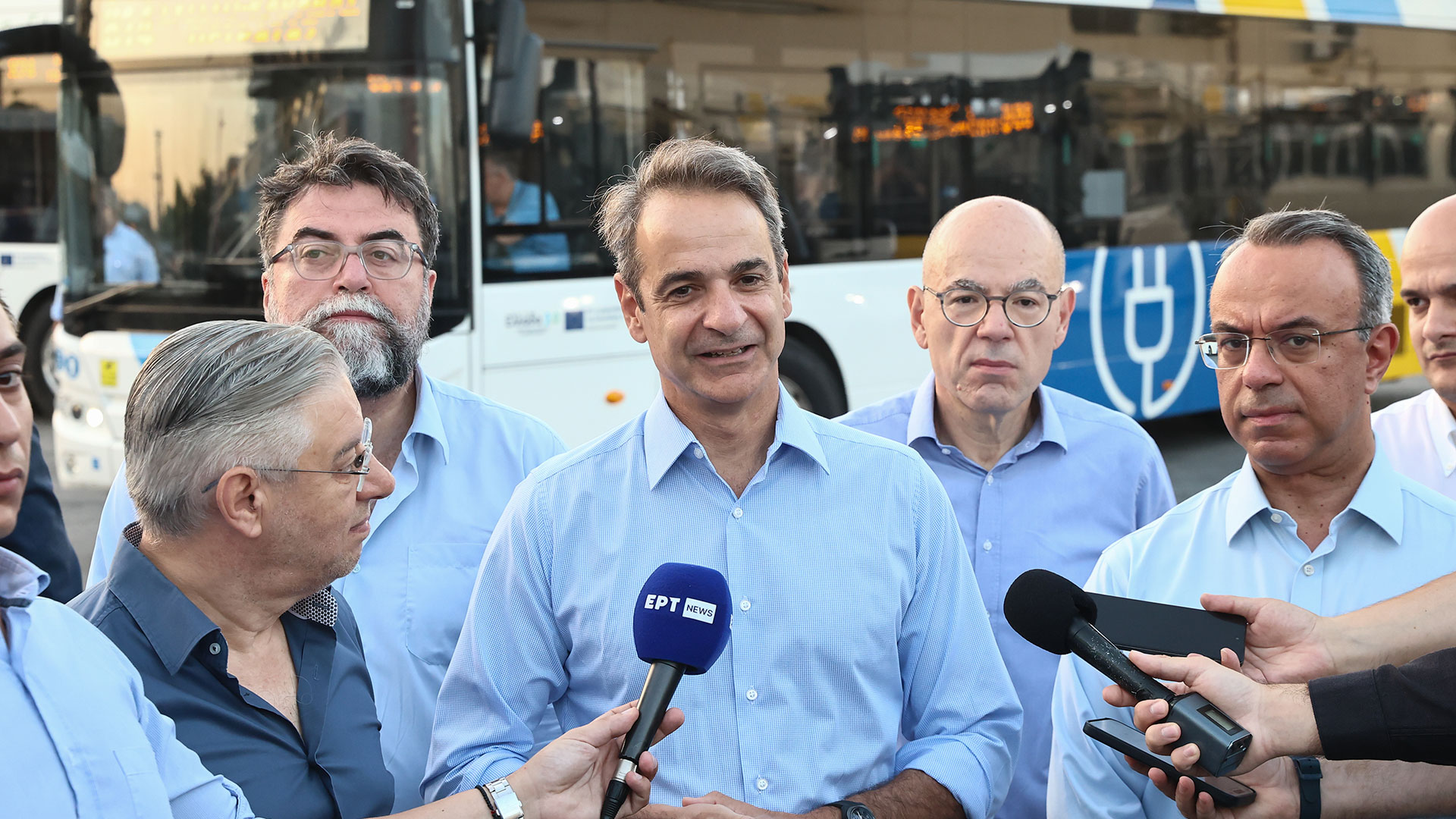 Eπίσκεψη Μητσοτάκη στο αμαξοστάσιο της ΟΣΥ: 900 τα νέα λεωφορεία μέχρι το τέλος του 2025-2