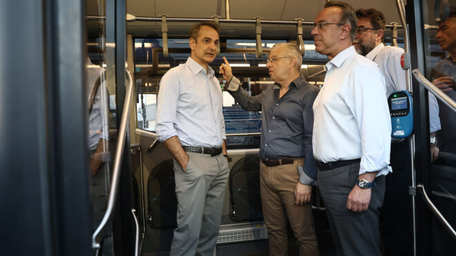 eπίσκεψη-μητσοτάκη-στο-αμαξοστάσιο-τη-563107258