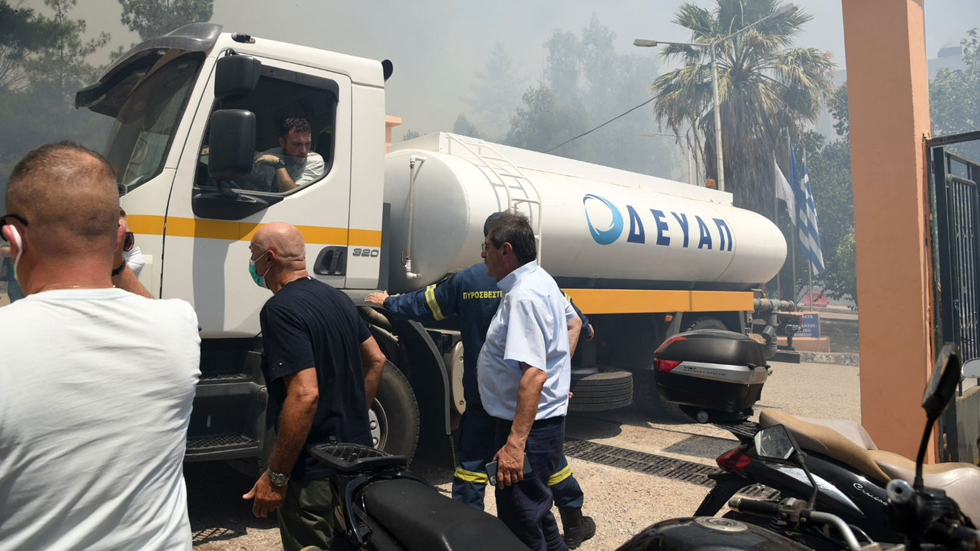 Μεγάλη φωτιά στην Πάτρα – Εκκενώθηκαν Καραμανδάνειο, Γηροκομείο και το ίδρυμα «Μέριμνα»-8